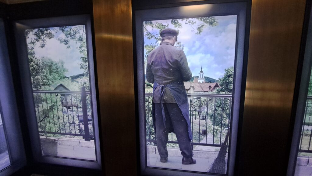 Okna multimedialne w dolnej stacji kolejki