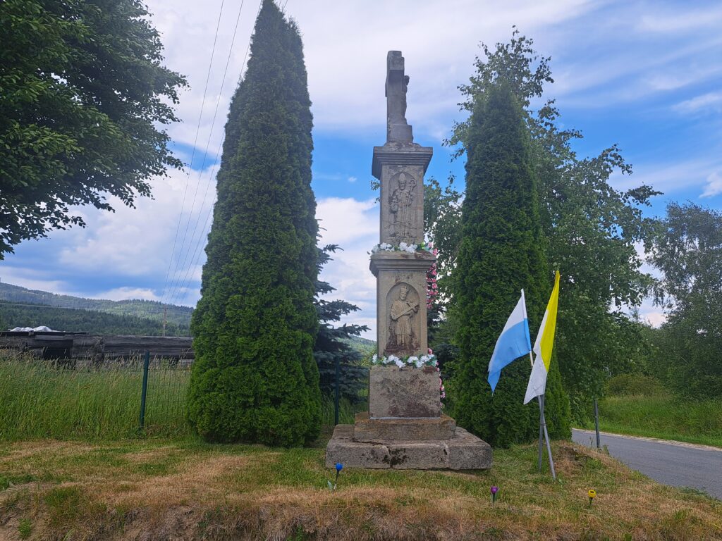 Krzyż na Przełęczy Zubrzyckiej